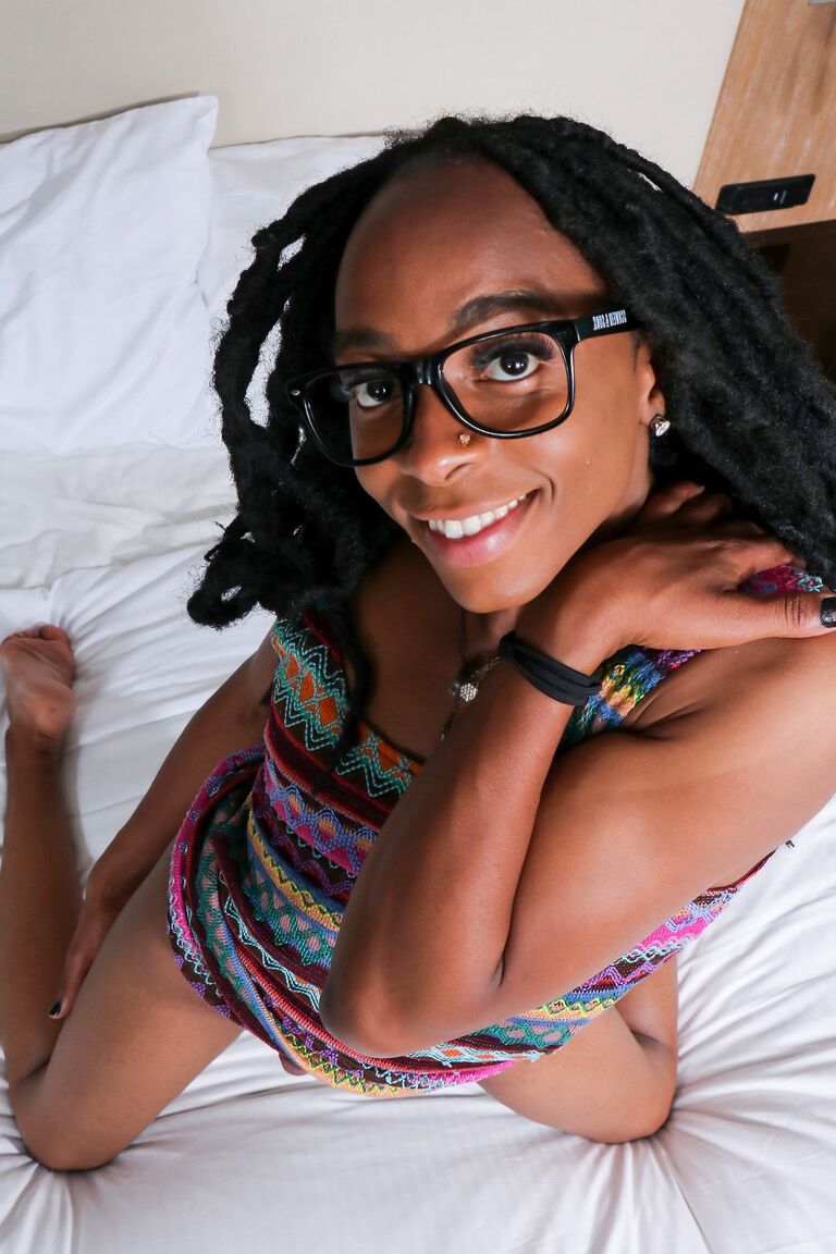 16P Noir TGirls Gabby