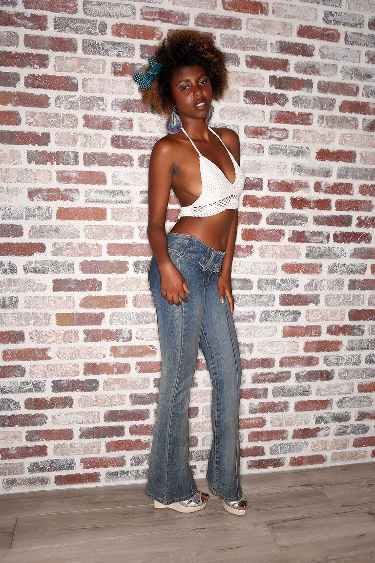 17P L'élégante fille noire Daizy Cooper enlève son jean moulant pour mettre à nu ses jolies fesses.