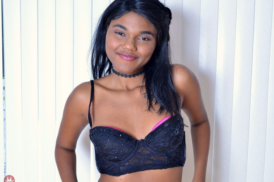 16P La linda chica negra Yara Skye tira de los carnosos labios de su coño después de desnudarse