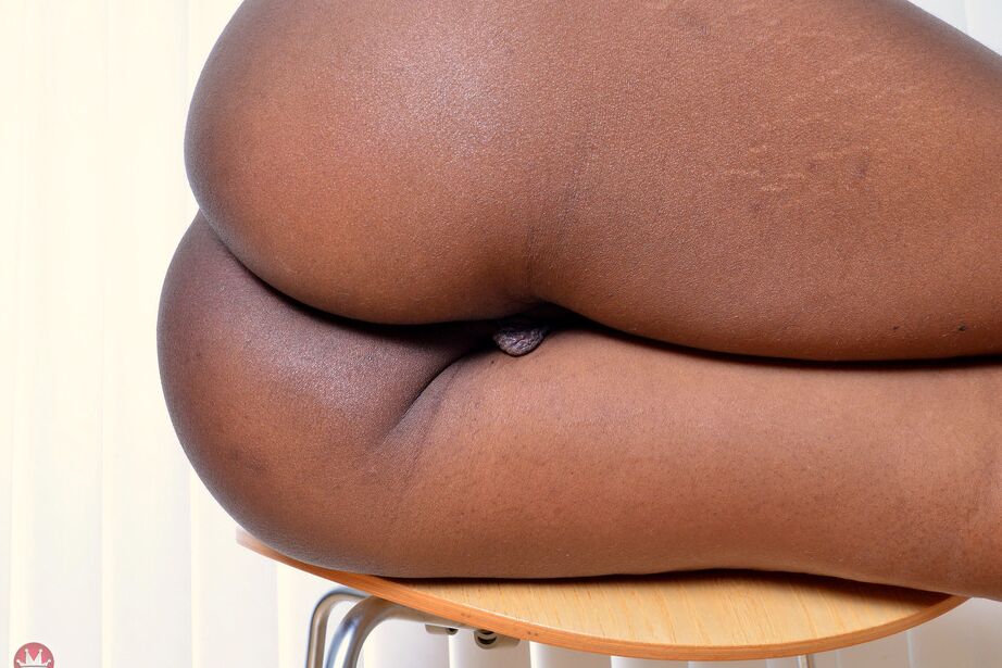 16P La linda chica negra Yara Skye tira de los carnosos labios de su coño después de desnudarse