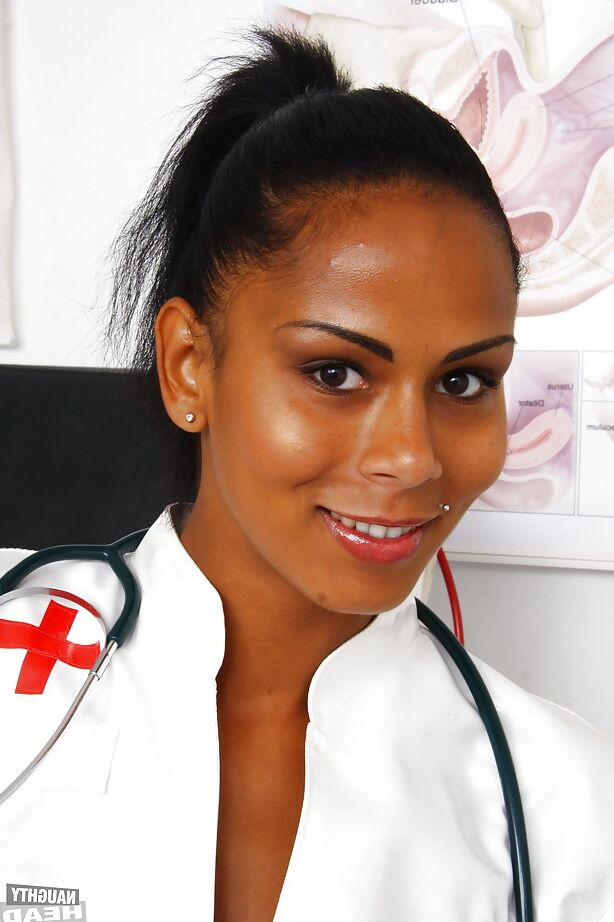 16P Isabella Christyn, une pièce d'ébène aux longues jambes, étalant sa chatte rasée en uniforme d'infirmière.