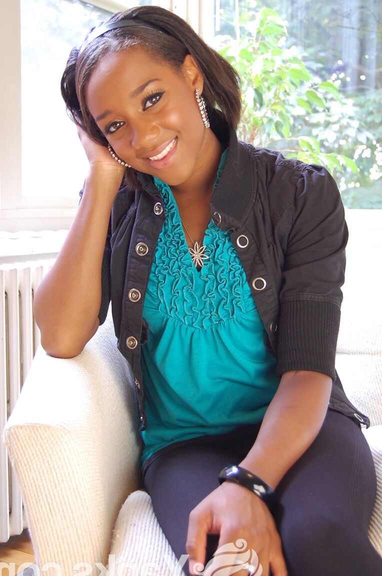 15P Ebony-Neuling Kiki B fingert ihre Muschi, nachdem sie völlig nackt ist