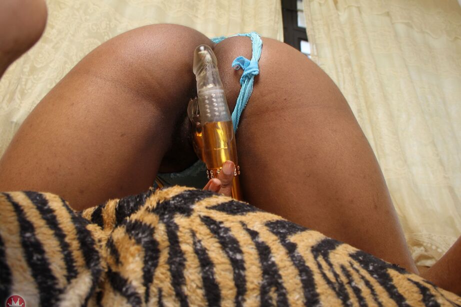 16P Chica negra solitaria da placer a su coño peludo con un juguete sexual original