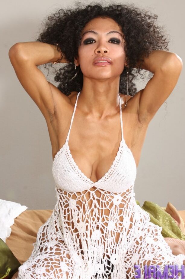 12P La chica de ébano súper caliente Eva exponiendo su cuerpo caliente