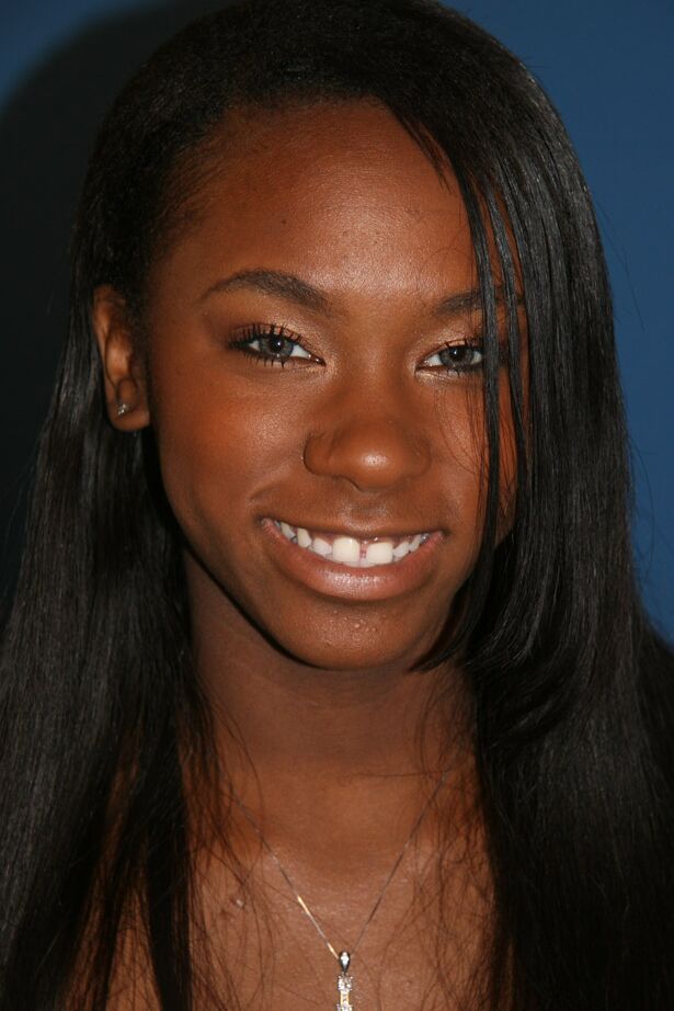 15P A garota Ebony Ariel Alexis fica nua de sandálias antes do sexo no Gloryhole