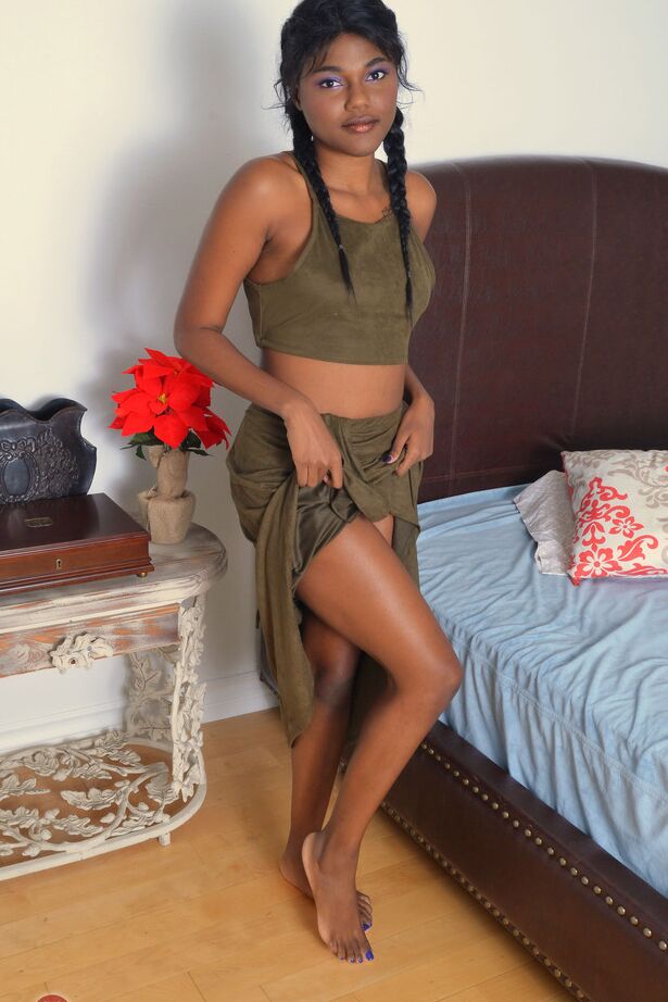 Die 16P schwarze Amateurin Yara Skye steckt ihre Finger in die weit geöffnete Muschi auf dem Bett