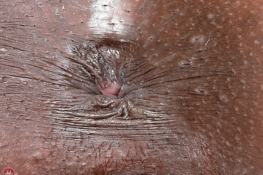 16P Das zierliche schwarze Mädchen Ana Foxxx stellt ihren schönen Arsch zur Schau, bevor sie ihre rosa Muschi zeigt