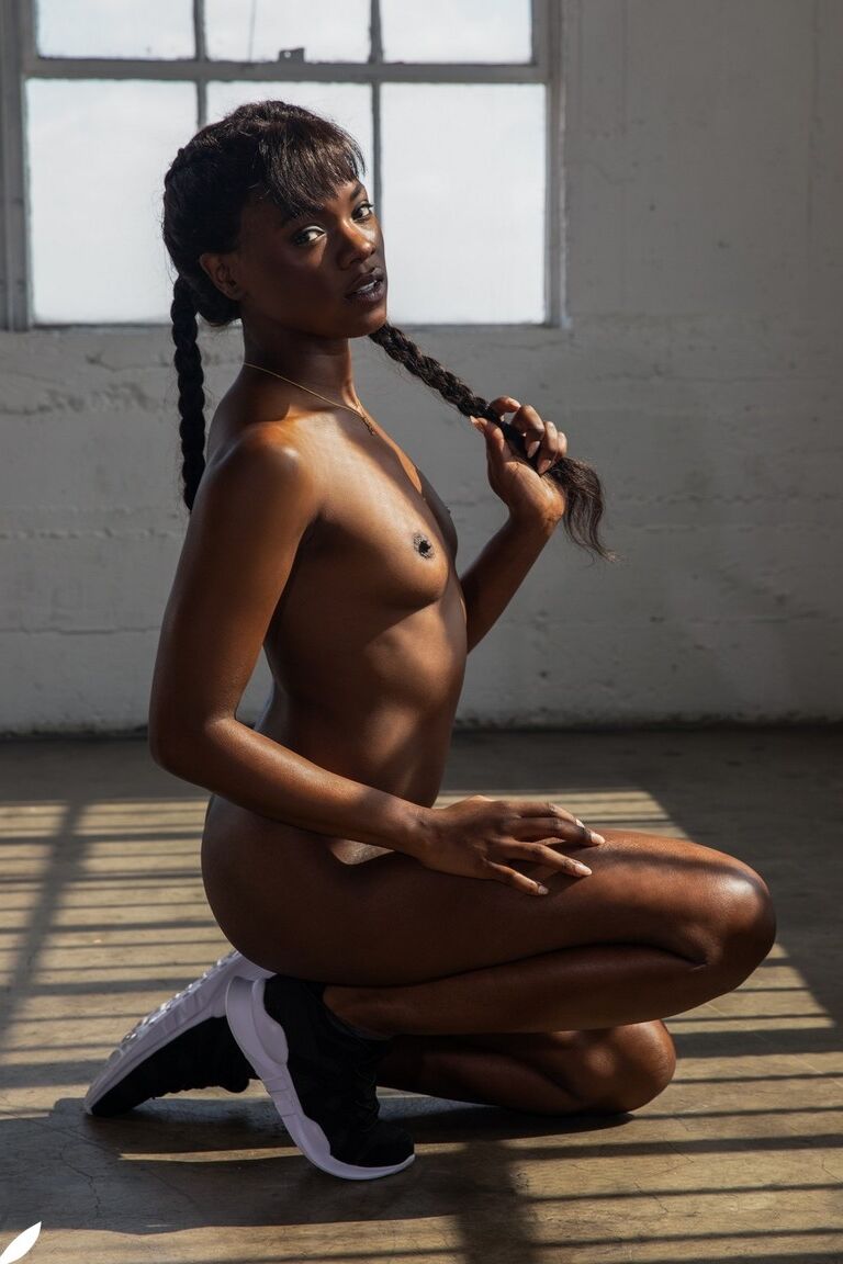12P Das heiße schwarze Mädchen Ana Foxxx präsentiert ihren fetten Arsch beim Playboy-Centerfold-Shooting
