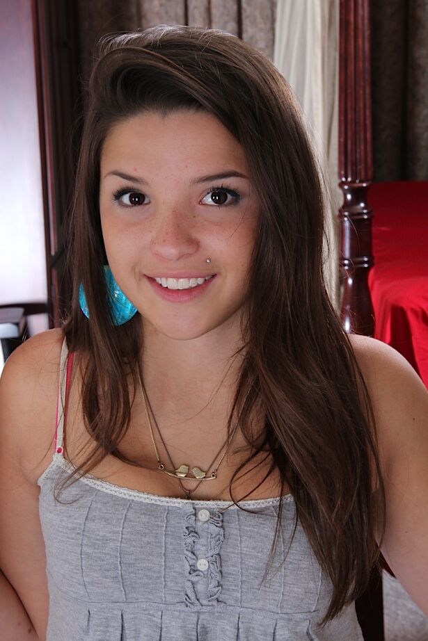 15P La joven amateur Veronica Berry se quita los pantalones cortos blancos para mostrar su vagina calva