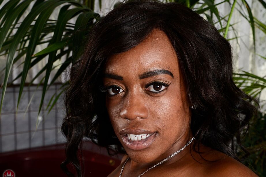 16P Amber Cream, amateur d'ébène, se déshabille et écarte les jambes et les lèvres de sa chatte.