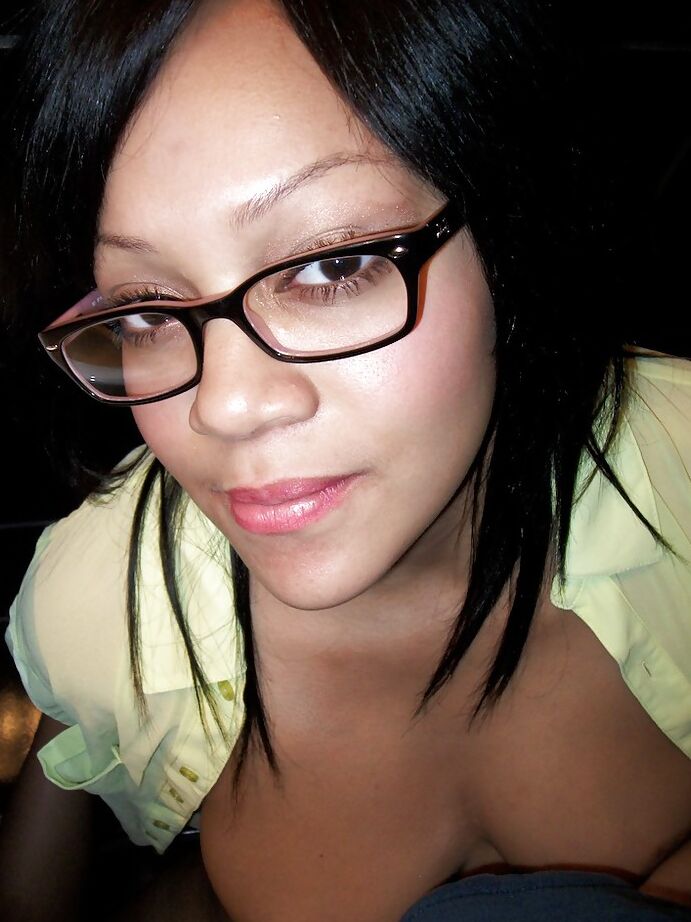 12P La jovencita de ébano Krista Fox esconde algo entre sus largas piernas