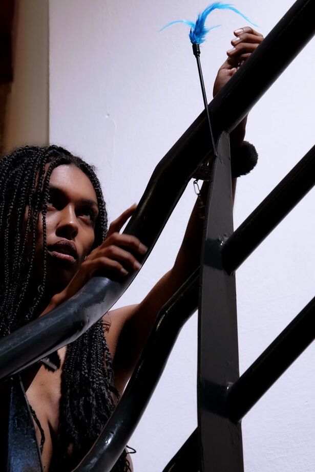 16P Samantha A, une jeune noire nue, s'occupe de sa chatte excitée pendant qu'elle est menottée à des rails.