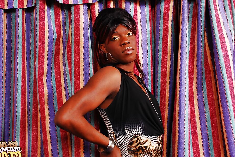 16P La transexual negra Tameaka se masturba una gran polla para recibir una corrida después de quitarse el vestido