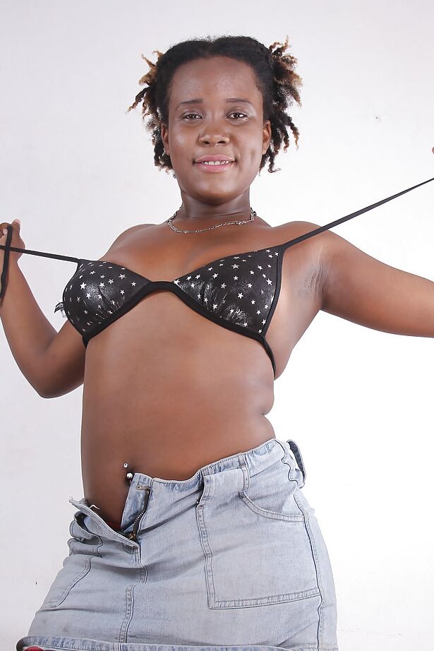 16P A amadora africana Torie Taylor fica nua e mostra sua buceta rosa