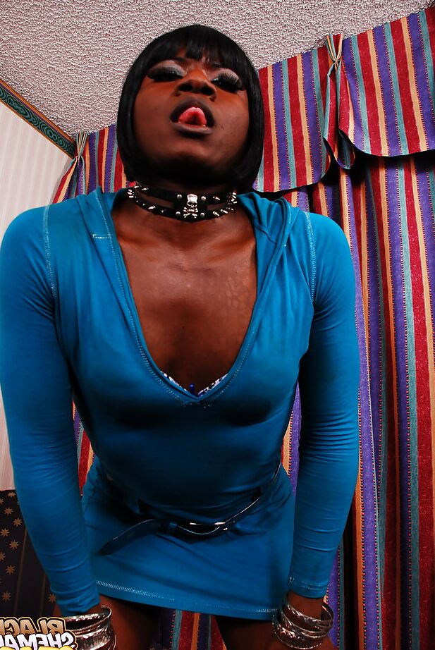 16P Transexual de ébano con collar Chanel exprimiendo corrida de shecock negro