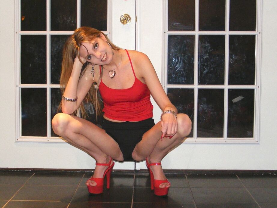20P Leggy amador Kiss Alissa toca sua vulva e seu cu enquanto usa salto vermelho