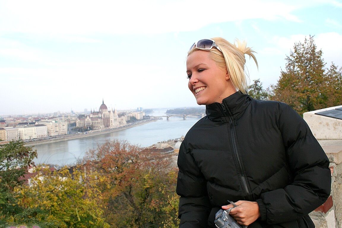 16P A linda pornstar húngara Sophie Moone passa uma linda tarde em Budapeste