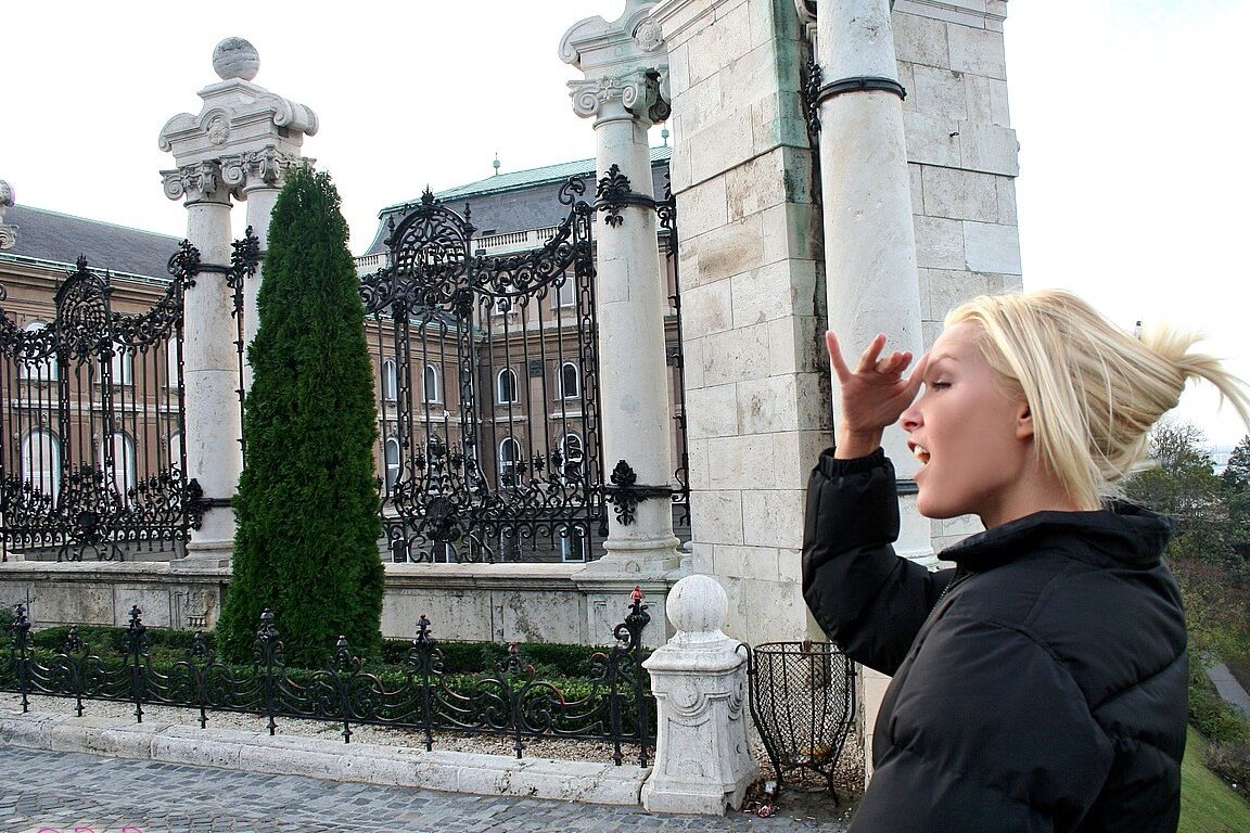 16P A linda pornstar húngara Sophie Moone passa uma linda tarde em Budapeste