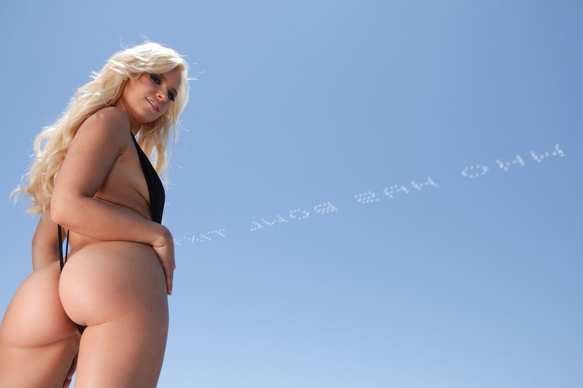 17P Étourdissante blonde Anikka Albrite