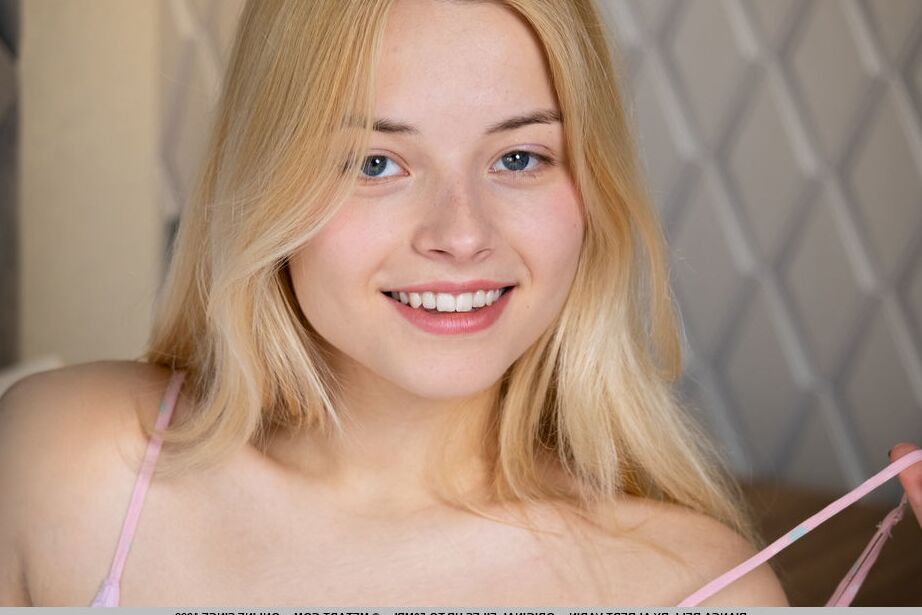Die 18P junge Blondine Bianca Bell zieht sich auf spielerische Weise völlig nackt auf ihrem Bett aus