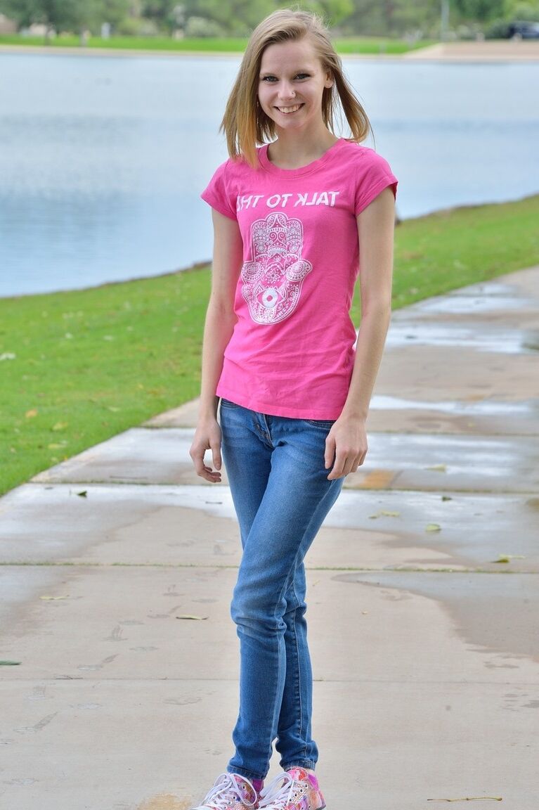 21P A adolescente doce e magra Catarina revela seus peitos minúsculos e moluscos saborosos no parque