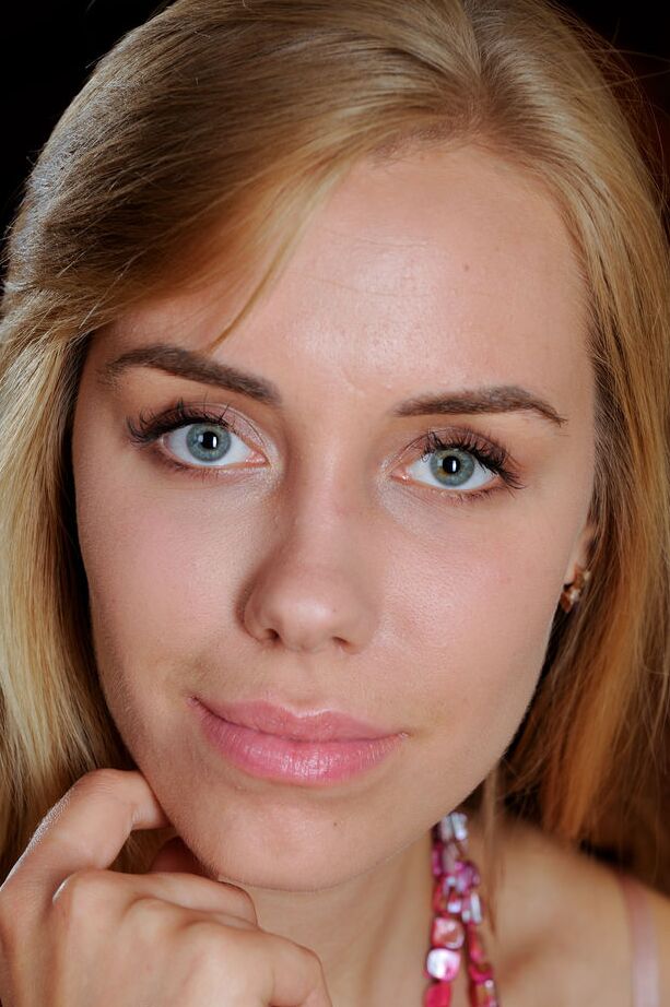 16P Chica de 18 años de ojos azules se quita la lencería de satén para posar desnuda en la cama