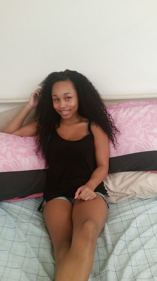 16P La joven negra Alana dejando al descubierto sus tetas negras naturales dando una paja