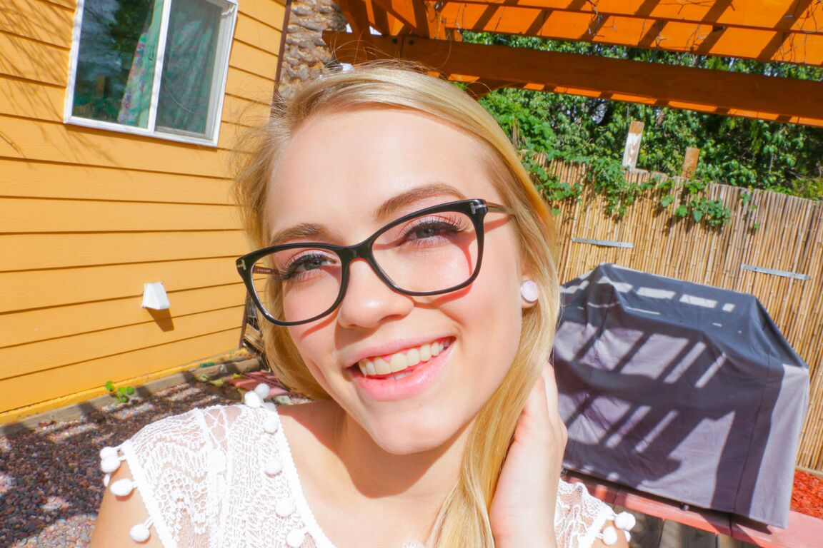 19P La rubia con gafas Alex Grey demuestra una perversa explosión de polla