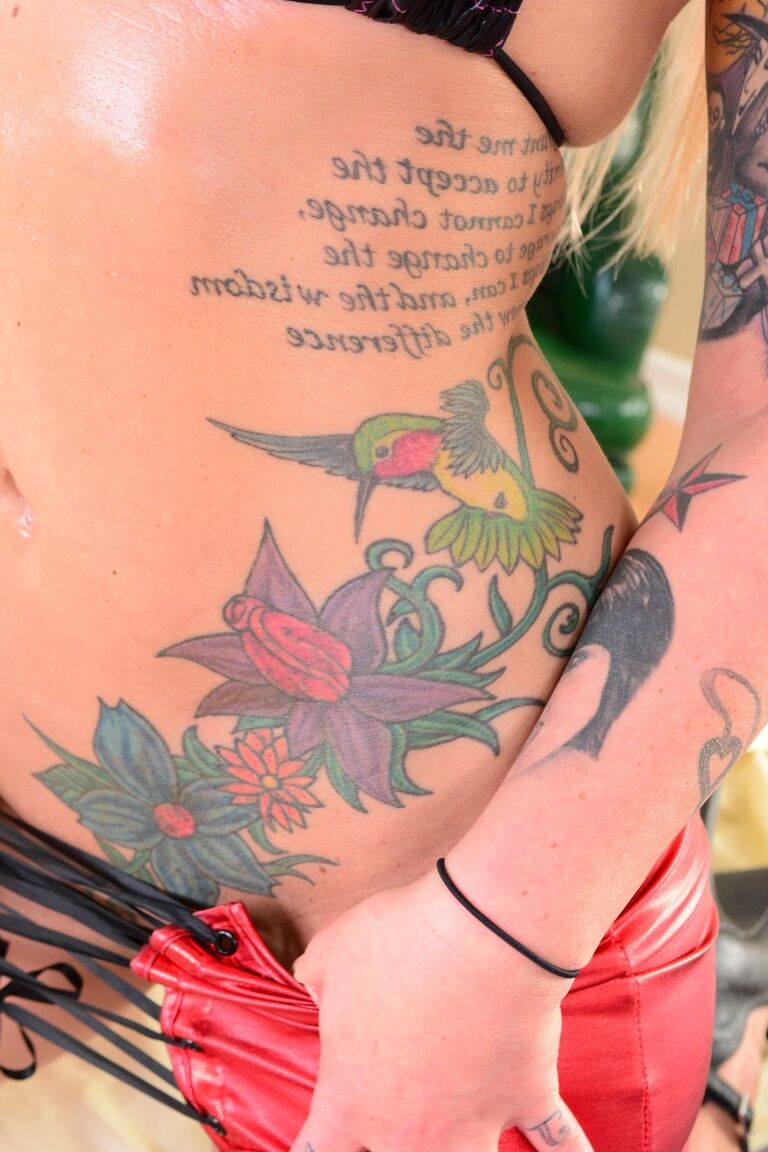 20P Rubia tatuada y pechugona Payton Sinclaire en el culo con clavijas con arnés