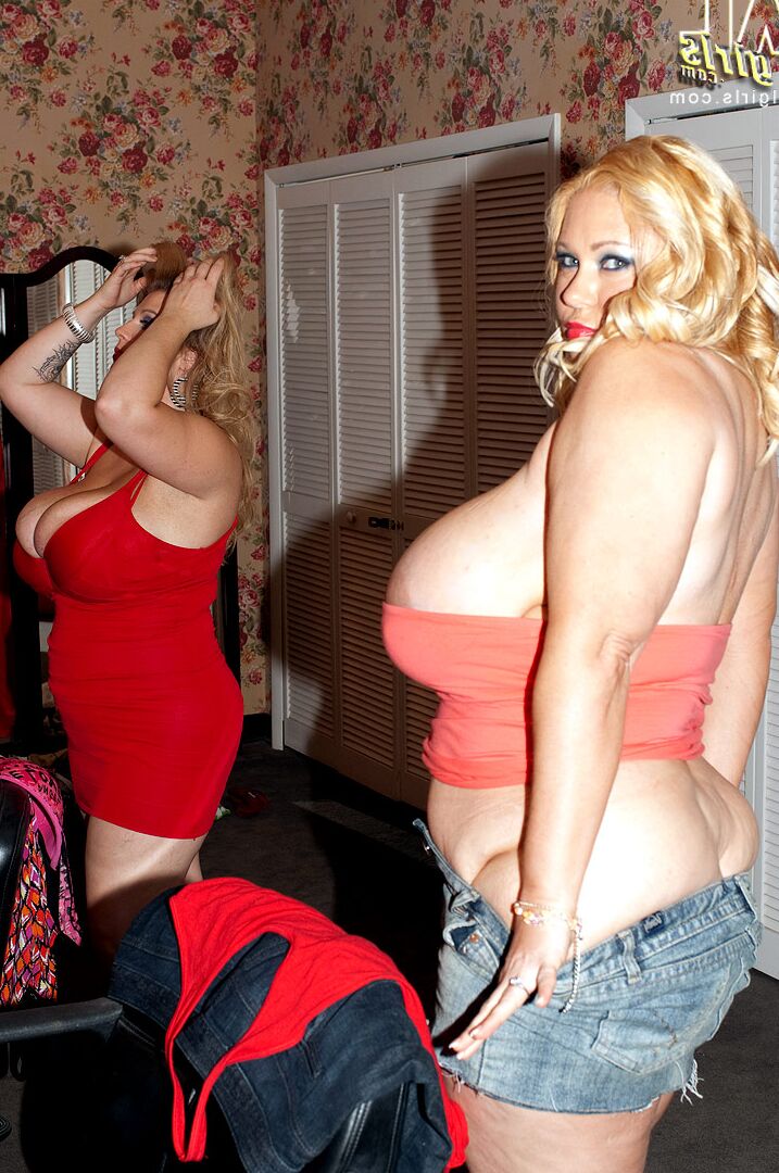 16P Quatro BBW selvagens com seios enormes tiram e posam nus juntos