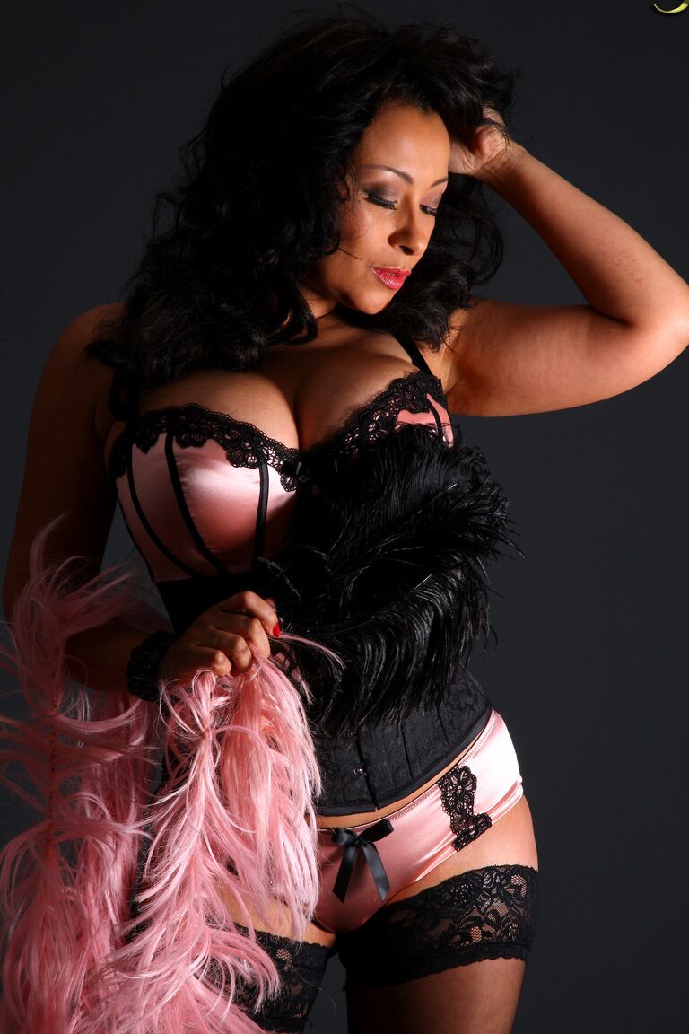 21P La cougar excitante Danica Collins expose ses seins géants et pose en lingerie