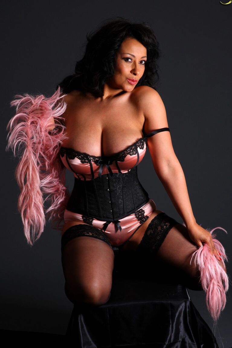 21P La cougar excitante Danica Collins expose ses seins géants et pose en lingerie