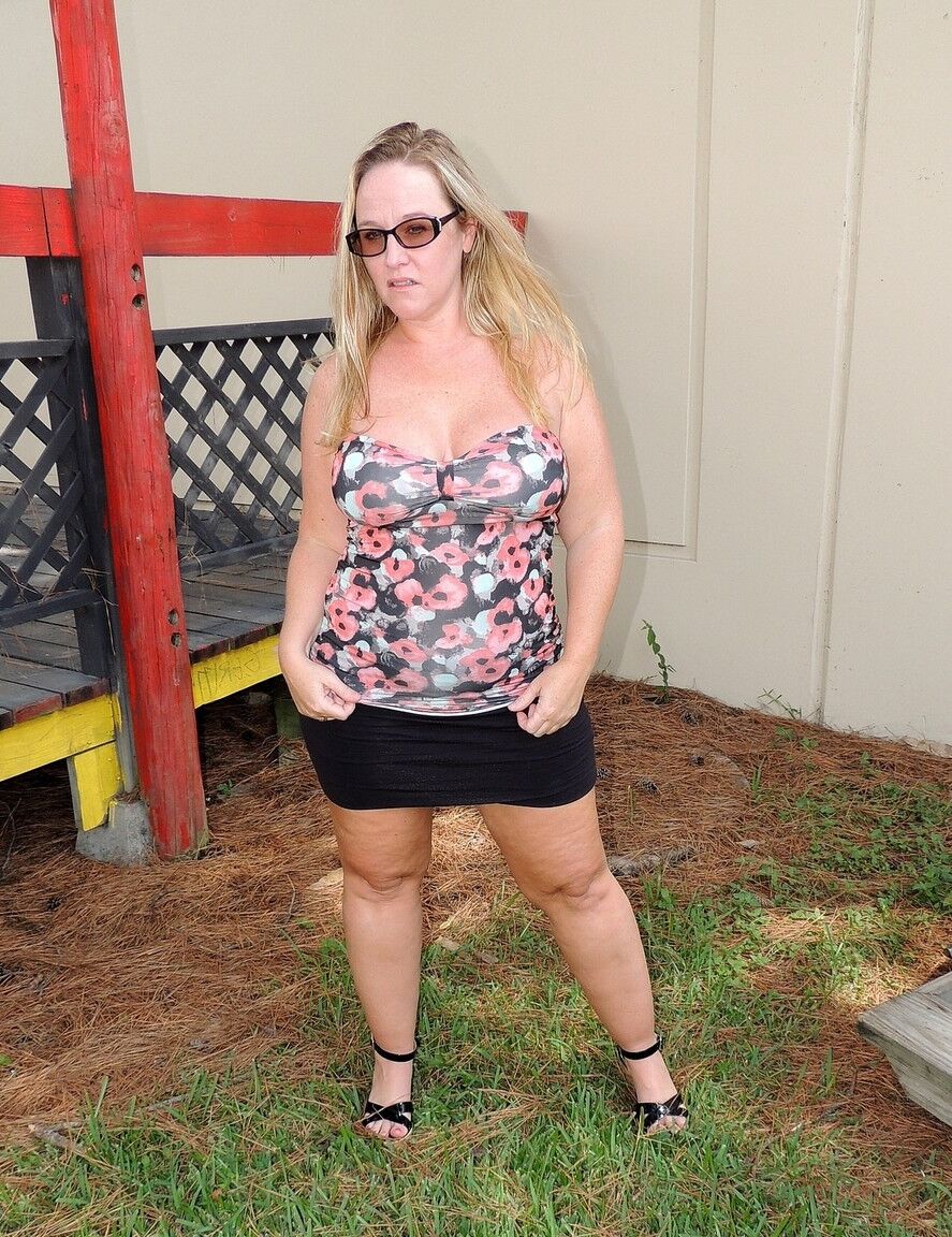 17P La MILF tetona Dee Siren hace alarde de su botín de burbuja y sus grandes pechos al aire libre