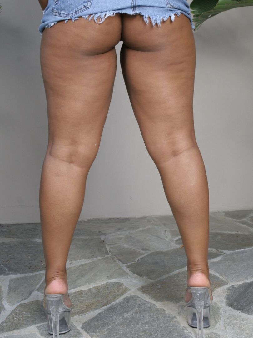 21P A deslumbrante adolescente de ébano Lexi Cruz expõe seus peitos e bunda grande enquanto se masturba