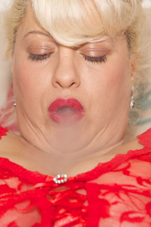 20P Cougar blonde en lingerie provocante Gina Geore se doigte en fumant
