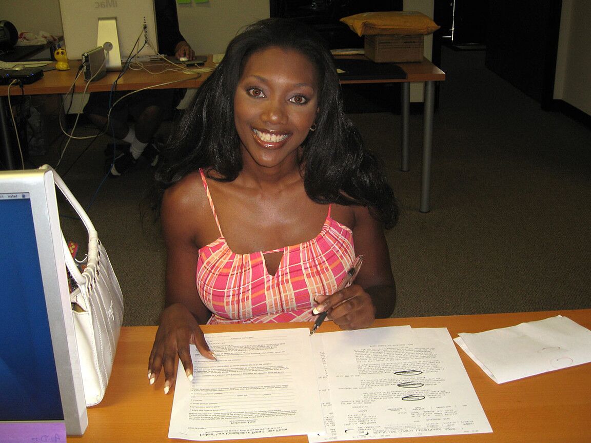 16P Black vixen Nyomi Banxxx posing naked with her white girl Kelly Madison