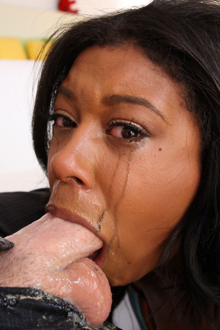 18P Ebony MILF Megan Vaughn oferece uma combinação de foda maminha e boquete