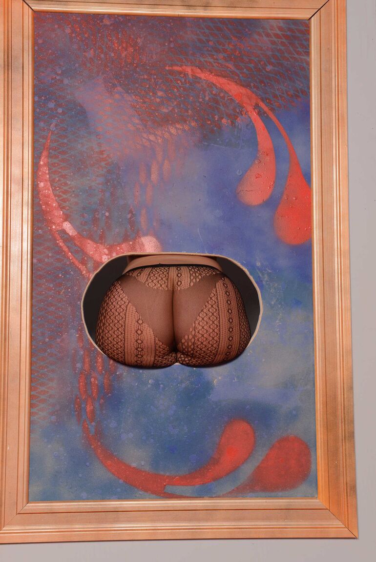 20P Loira curvilínea BBW Julie Cash exibe sua incrível bunda enorme de salto alto vermelho