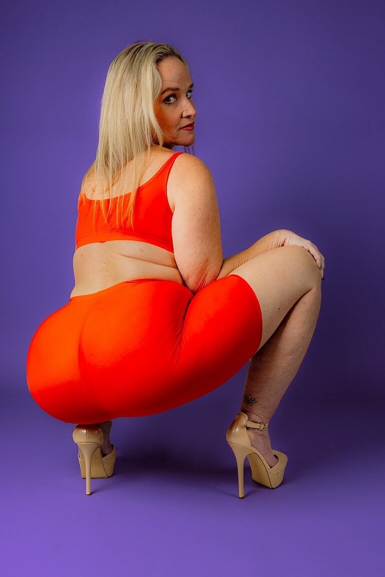 20P Curvaceous ebony Shanice Luv & fatty Dee Siren show off their big butts