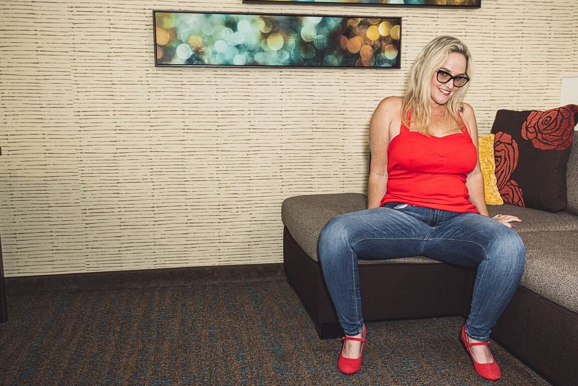 21P La puma rubia con curvas Dee Siren expone sus grandes tetas y seduce a un negro