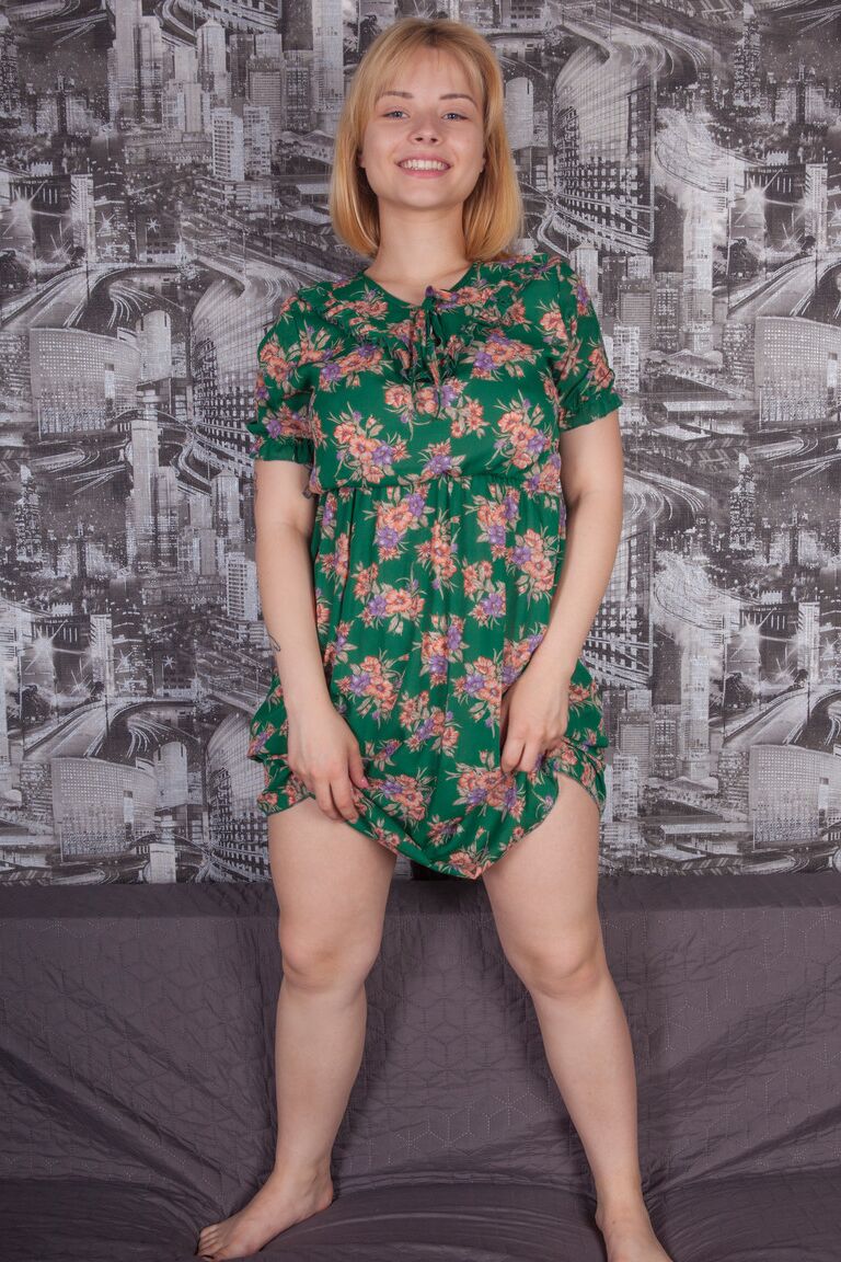 16P Bianca Yaz, une fille potelée, lance sa carrière de mannequin nue sur un canapé