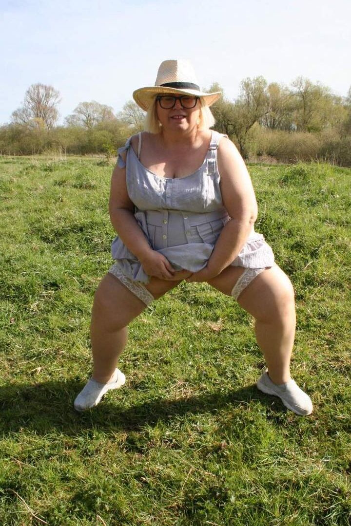 16P Obese UK blonde Lexie Cummings masturbates in a field while wearing hosiery