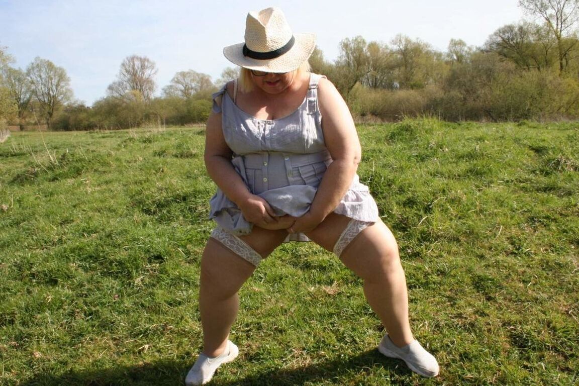 16P Obese UK blonde Lexie Cummings masturbates in a field while wearing hosiery