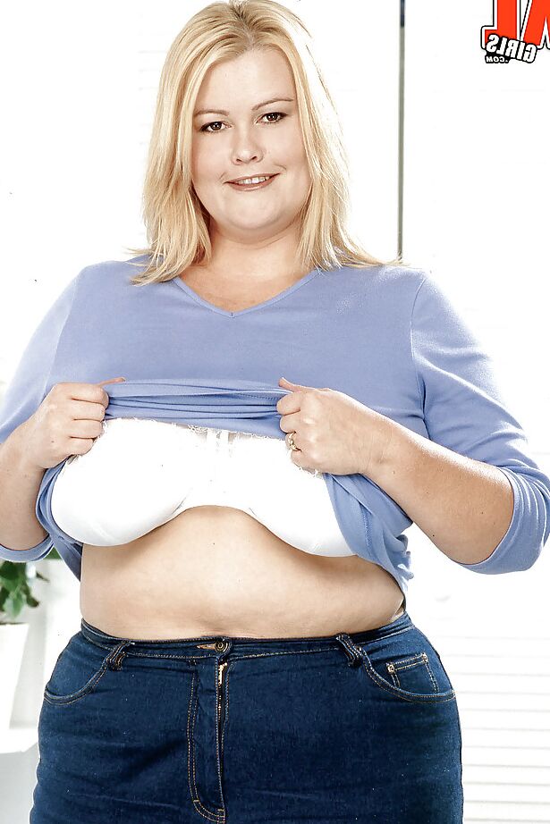 16P La obesa rubia Lou Lou revela sus enormes tetas y su trasero caídos