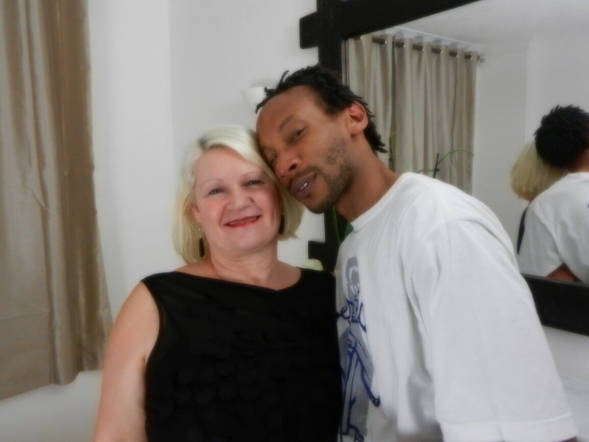 21P Vovó loira sexy Lacey Starr ganha uma maçaneta preta em sua boceta quente
