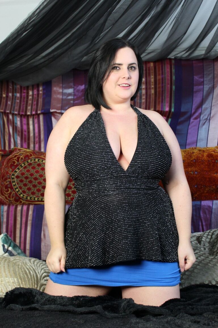 Die 21P blonde reife Lacey Starr und das dicke Babe Sarah Jane teilen sich gemeinsam einen schwarzen Schwanz
