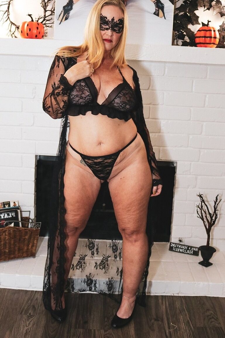 21P La MILF salope Dee Siren fête Halloween avec une éjaculation sur ses gros seins