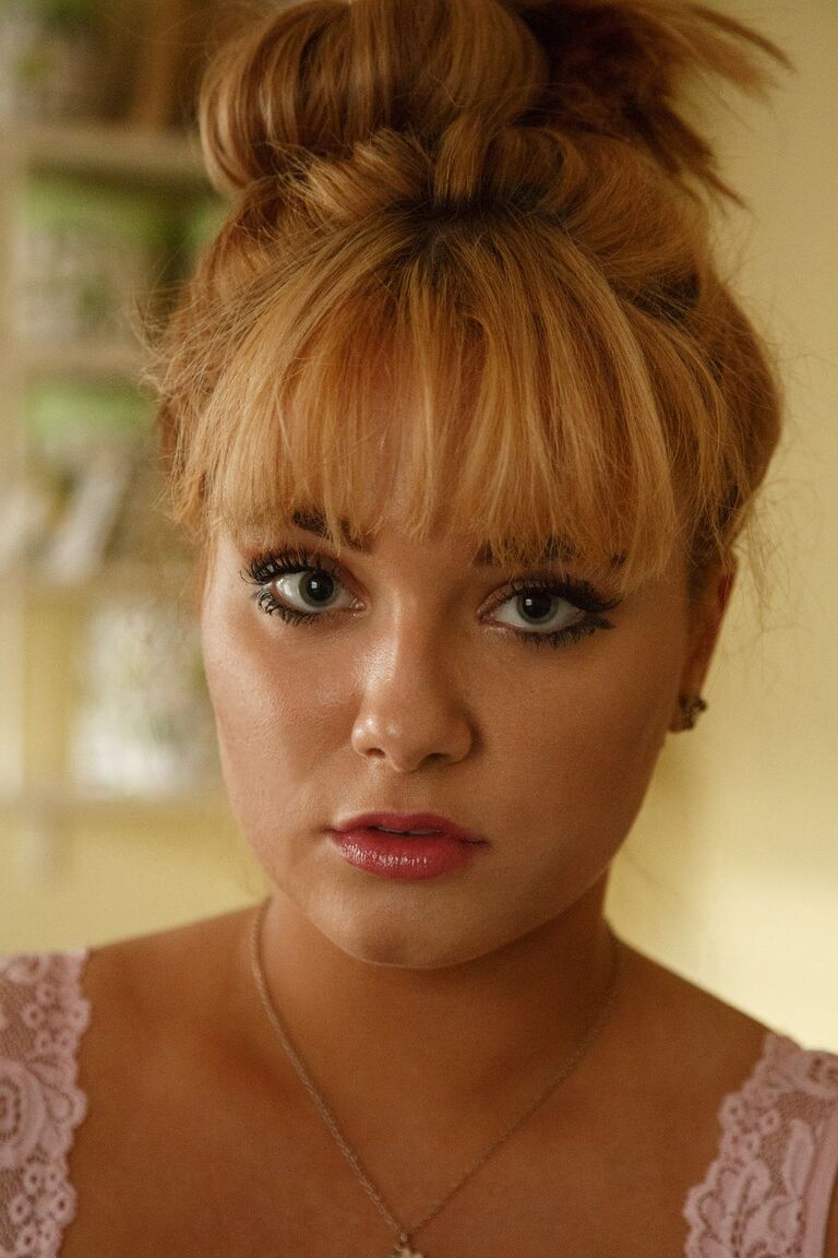 11P A adolescente gordinha amadora Gwen Stanberg mostra suas curvas em sexy babydolls rosa