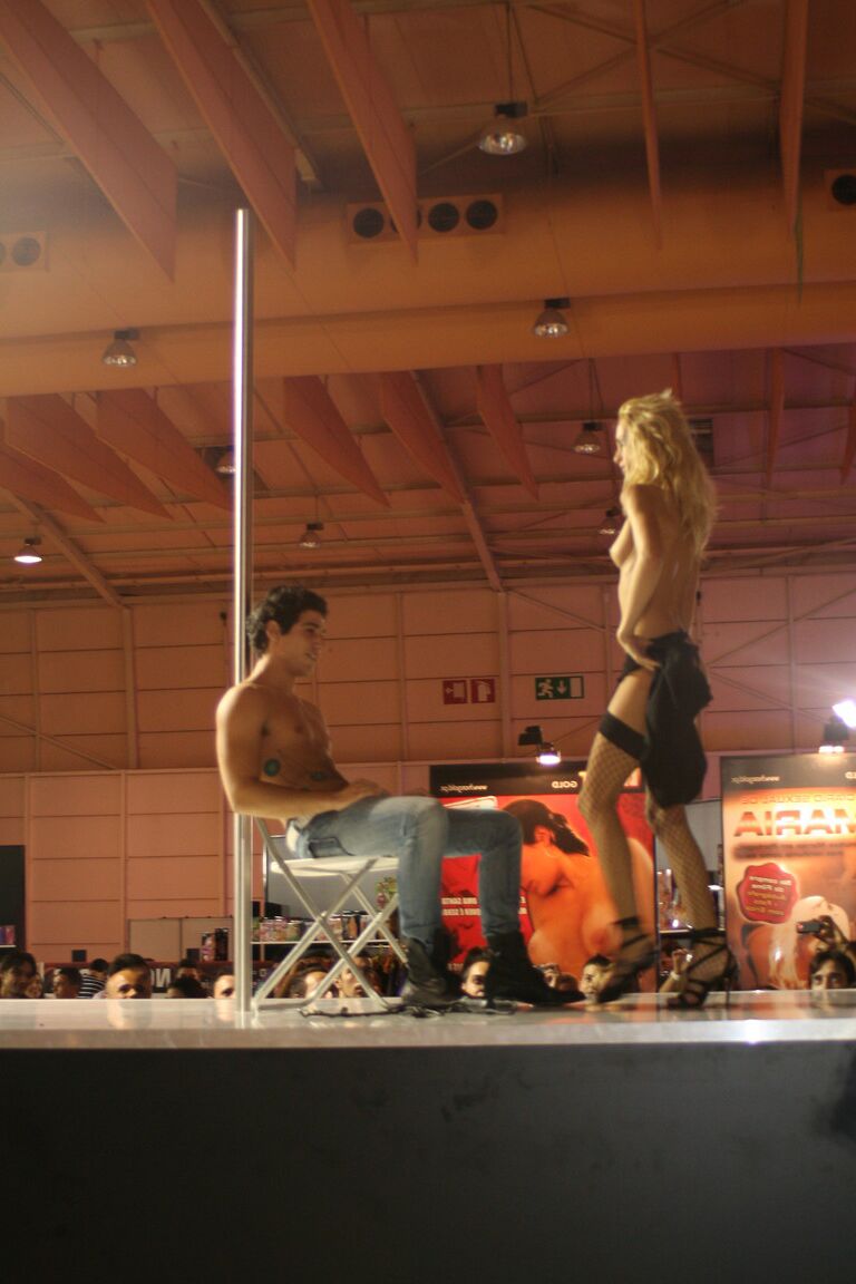 17P Skinny stripper Erica Fontes pole dancing before peeling her clothes on stage