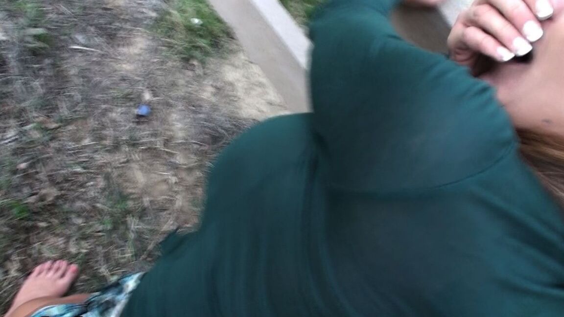 20P Nikki Sexx, une blonde aux gros seins, se met à genoux pour du sexe oral.